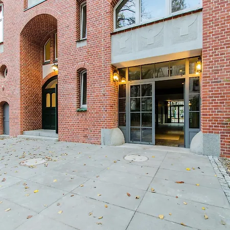 Beutiful Pearl In Tenement House In Center *